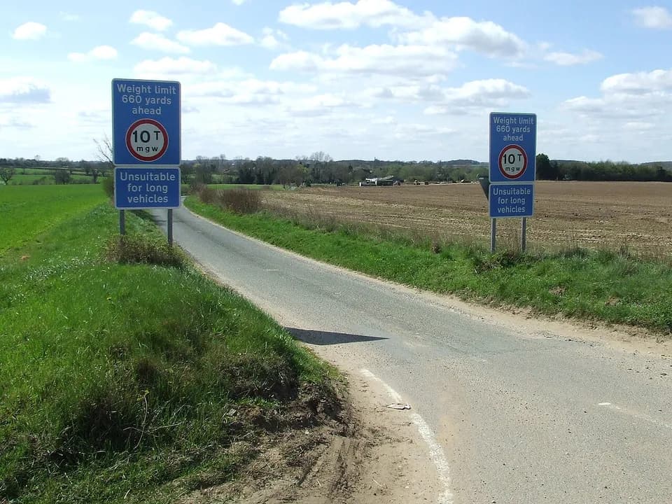 Bridge weight limit road signs